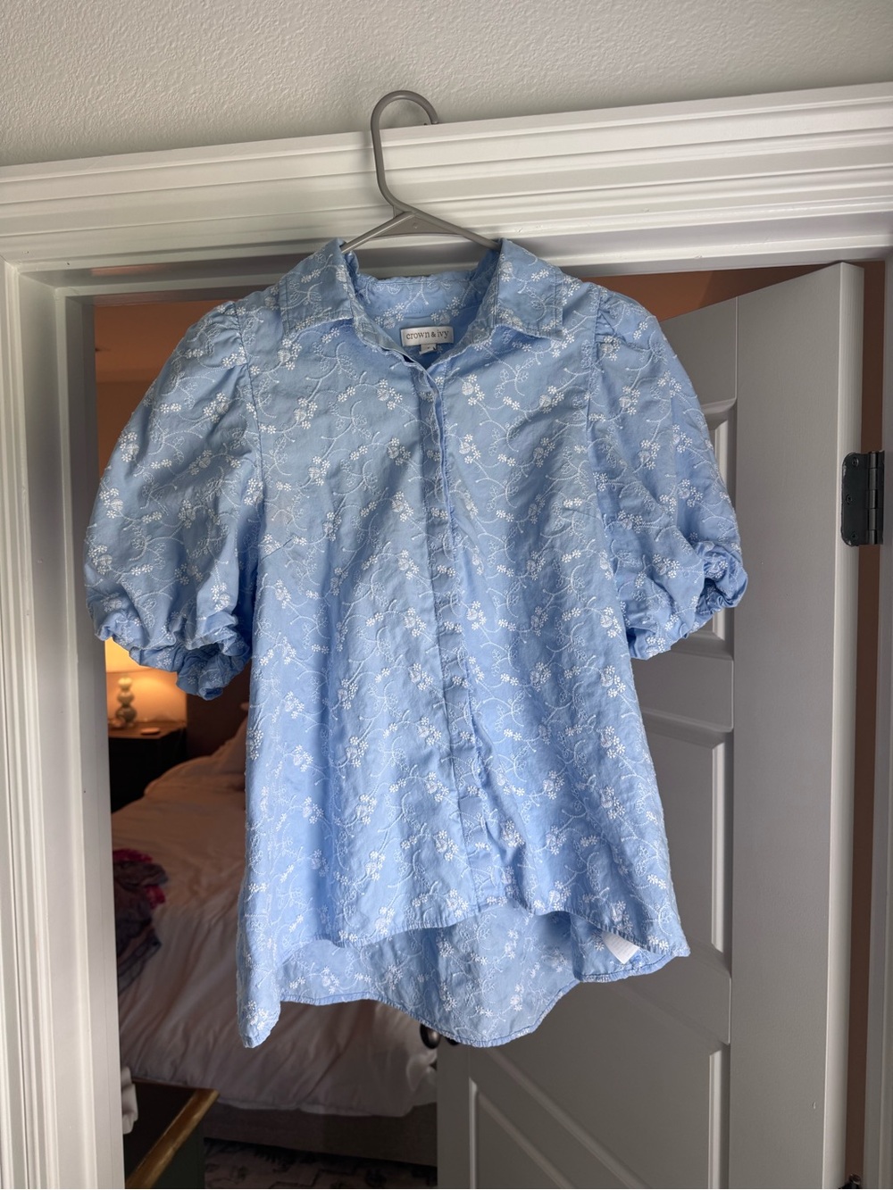 crown & ivy Light Blue Floral Embroidered Puff-Sleeve Top